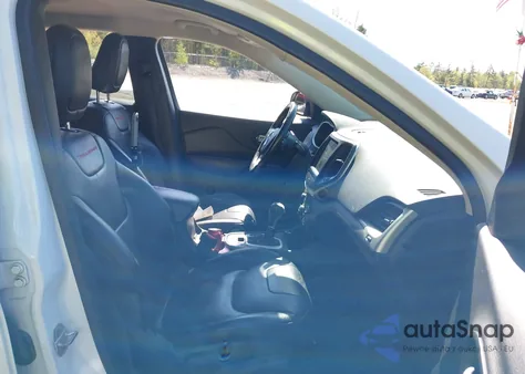 2015 Jeep Cherokee Trailhawk z USA, uszkodzony, nr VIN 1C4PJMBS2FW687716